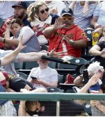 Momentul în care un bărbat salvează un copil de o bâtă de baseball, imortalizat în fotografia perfectă