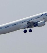 O femeie a fost descoperită ascunzand un copil în bagaj, în avion