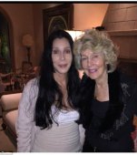 La 70 de ani Cher ne uimeşte cu un selfie alături de mama sa de 90 de ani, amândouă fără machiaj