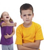 8 Semne că al tău copil are un prieten toxic