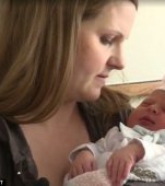 O mămică a devenit propria sa asistentă medicală în timpul nașterii 