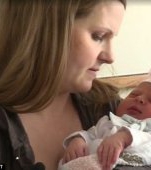 O mămică a devenit propria sa asistentă medicală în timpul nașterii