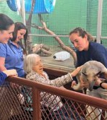 O grădină zoologică din Indiana a îndeplinit dorinţa de-o viaţă a unei bunicuţe de a deveni îngrijitor