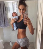 Mămică-model este desfiinţată de alte mame după ce postează un selfie cu bebeluşul ei!