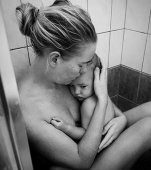 Un băieţel fotografiază un moment din viaţa mamei sale, iar fotografia devine virală