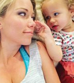 Kendra Wilkinson postează o fotografie realista cu abdomenul ei imediat după naştere