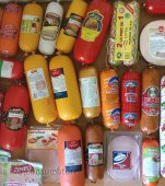 Jumătate din parizerul de pe piață conţine piele de pasăre, emulsie din şorici, zgârciuri, cartilagii şi până la 19 aditivi!