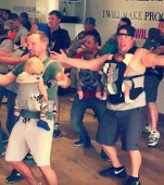 Video amuzant: Iată cum dansează tăticii cu bebeluși în port bebe!