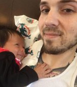 Un tătic își "alăptează" fetița, după ce mami se întoarce la serviciu