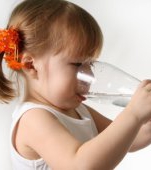 Cum stii ca bea prea putina apa copilul tau?