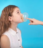 Ce probleme poate cauza guma de mestecat la copii?