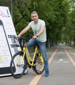 Zoli Toth a ajutat 3 beneficiari ai Fundației Hope and Homes for Children să primească biciclete