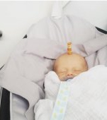 Concurs neoficial pentru tătici: câte cereale poți să așezi pe un bebeluș adormit?
