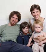 Cei mai neconvenționali părinți: alăptare până la 5 ani, fără școală, fără medicamente, totul natural