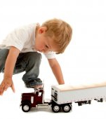 De ce sunt băieții fascinați de camioane? Ce spune știința 