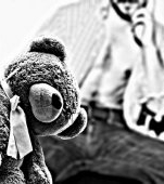 Părinți arestați după ce copilul lor a încercat să își vândă ursulețul pentru mâncare