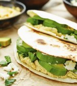 Sandviş din tortilla cu avocado şi feta