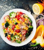 Salată cu quinoa şi broccoli