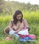 Cele mai sincere fotografii cu corpul unei mame alăptând, după naștere