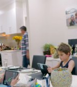 Video demonstrativ: copiii se joacă pe tablete la masă, nu observă că părinții au fost înlocuiți de niște străini