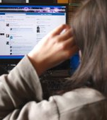 O fată de 18 ani își dă în judecată părinții pentru pozele postate de aceștia pe Facebook când era mică