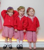 Ideea genială a unor părinți de tripleți pentru a ajuta educatorii să îi deosebească