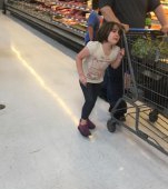 Un tată își pedepsește fetița agățându-i părul de cărucior în supermarket