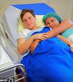 Un bărbat care a fost femeie dă naștere unui bebeluș conceput cu o femeie care a fost bărbat