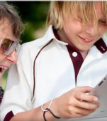 Un nou studiu demonstrează că babysitting-ul are beneficii asupra creierului bunicilor