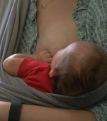 O mamă care alăpta într-un supermarket a fost amenințată cu arestul de către un polițist