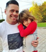 Iată tatăl care dorește să combată stereotipurile greșite prin mesaje amuzante