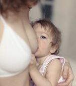 Femeia care și-a alăptat fiica, nepoata și copiii prietenilor face asta de aproape 8 ani
