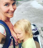 Mama care spune că este bine să se alapteze copiii până la 8 ani