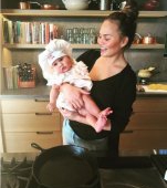 În sfârșit, Chrissy Teigen spune adevărul despre cum slăbesc vedetele atât de repede după naștere