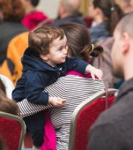 Peste 100 de părinți au participat la o discuție realistă despre vaccinuri și vaccinare