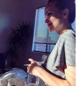 Olivia Wilde pe Instagram pompând lapte de sân în borcănașe