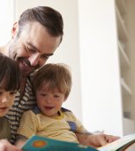 Tații care citesc povești copiilor sunt părinți mai buni, conform studiilor