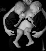 Fotografii incredibile cu mămici care își alăptează cu mândrie copiii de peste 2 ani