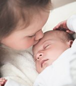 Un bebeluș prematur revine la viață după ce surioara lui îi suflă pe burtică