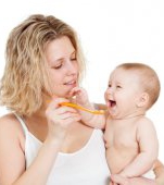 Diversificarea alimentatiei bebelusului: 10 porunci de la medici pediatri si neonatologi
