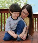 Cum să-ți înveți copilul să-și lege singur șireturile: 3 metode infailibile