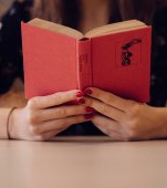 Un studiu dezvăluie că lectura este o formă de terapie utilă pentru durerile cronice