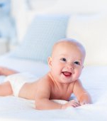 3 diferențe între adulți și bebeluși la nivel de piele, ochi și păr