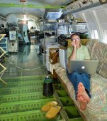 Faceți cunoștință cu bărbatul care locuiește într-un avion, în mijlocul pădurii