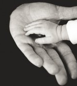 Șocant! O familie din București și-a închiriat fetița de 3 ani unui pedofil