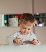 Studiu: Preșcolarii care folosesc dispozitive cu touch screen dorm mai puțin