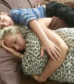 Emoționant! Băiețelul de 8 ani care își consolează mama bolnavă de cancer
