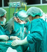 Asistente medicale filmate în timp ce dansau în sala de operație lângă un pacient gol anesteziat. Ce a urmat?