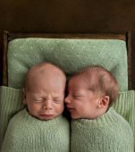 Adorabil! Fotografii cu bebeluși suprinși în altfel de ipostaze 