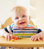 6 semne care îți indică faptul că bebelușul poate să se hrănească și cu alimente solide